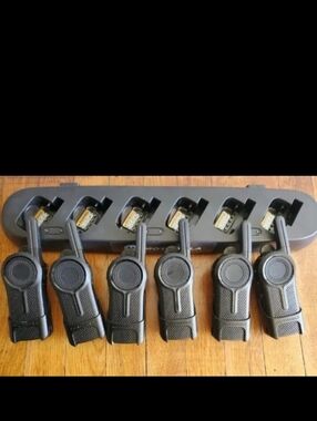 6 Motorola DLR 1020 900MHz black handheld radios and 1 charging base